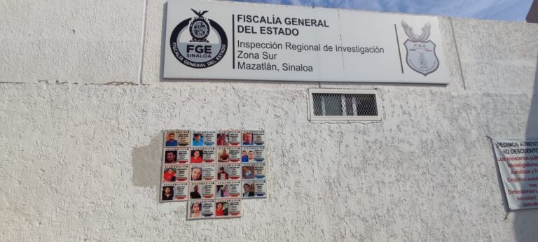 pegan-fotos-de-desaparecidos-a-las-afueras-de-la-fiscalia-en-mazatlan