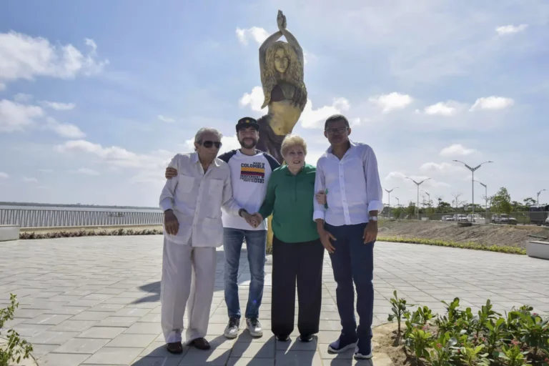 barranquilla-rinde-homenaje-a-shakira-con-una-estatua-de-bronce-de-mas-de-seis-metros-scaled