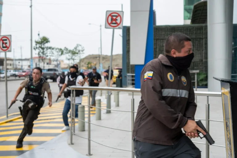 policias-en-ecuador-scaled (1)