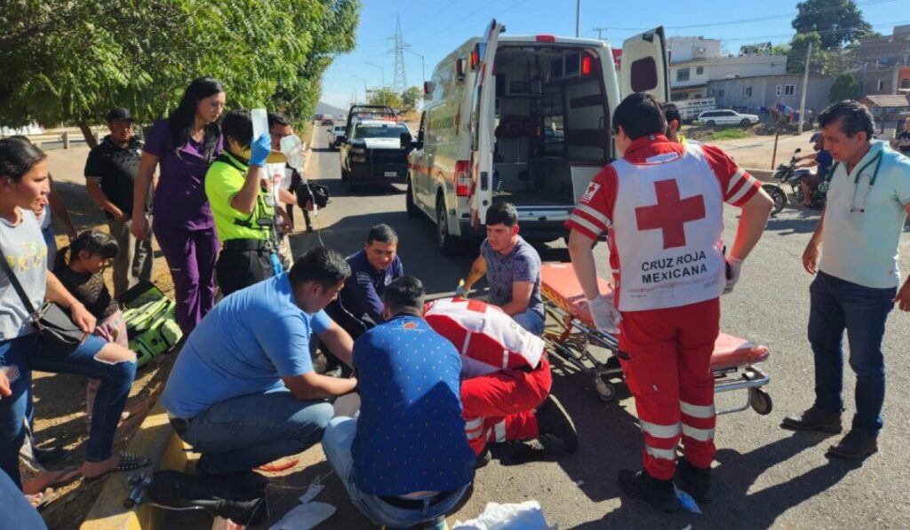 atropellada-motocicleta-paramedicos-cruz-roja-ambulancia-3-1140x665