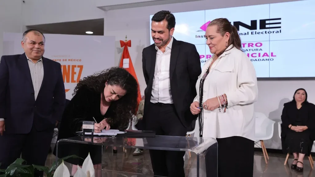 jorge-alvarez-maynez-se-registra-ante-el-ine-como-candidato-presidencial-de-mc