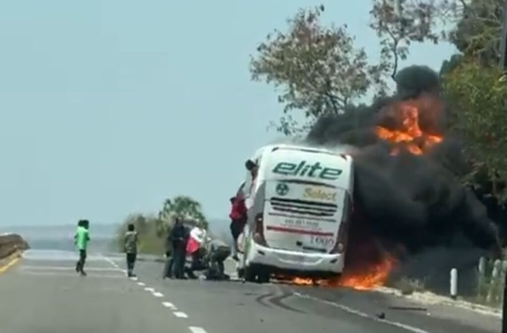 Se-incendia-camion-en-Angostura-pasajeros-saltan-por-las-ventanas-1140x749