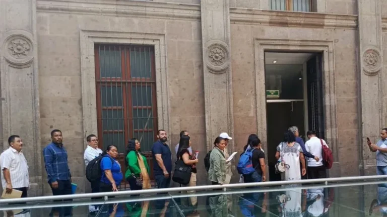 integrantes-de-la-cnte-ingresan-a-palacio-nacional