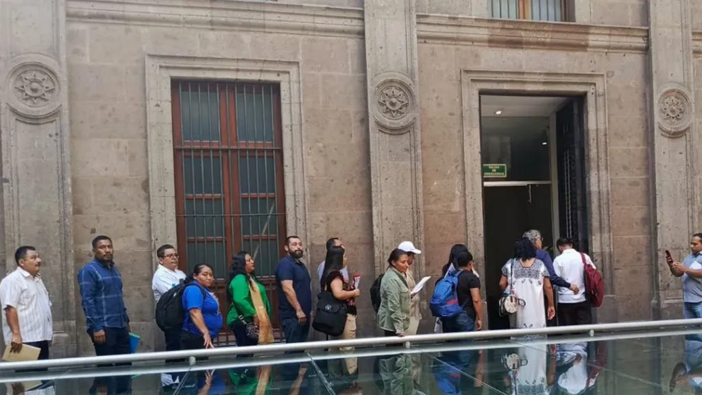 integrantes-de-la-cnte-ingresan-a-palacio-nacional
