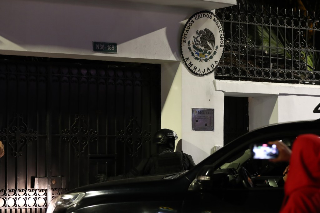 policias-irrumpen-en-la-embajada-de-mexico-en-quito-donde-estaba-el-exvicepresidente-jorge-glas-3