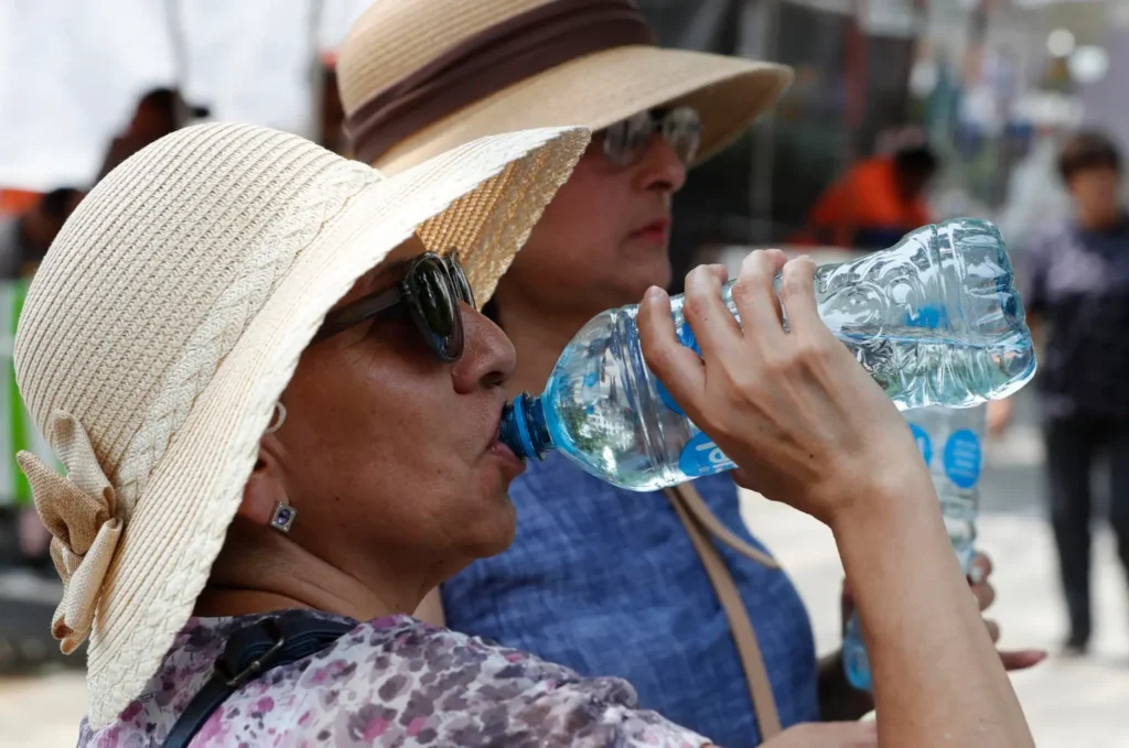 mujeres-se-hidratan-ante-intenso-calor-en-cdmx