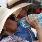 mujeres-se-hidratan-ante-intenso-calor-en-cdmx