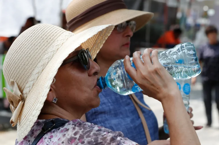 mujeres-se-hidratan-ante-intenso-calor-en-cdmx