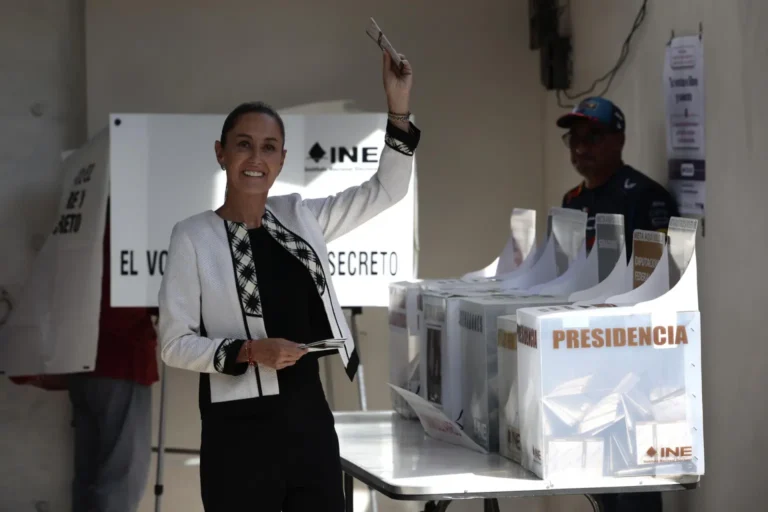 claudia-sheinbaum-al-emitir-su-voto-en-tlalpan