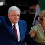 lopez-obrador-junto-a-su-esposa-beatriz-gutierrez-tras-votar