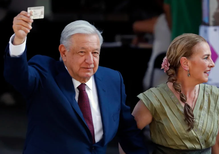 lopez-obrador-junto-a-su-esposa-beatriz-gutierrez-tras-votar