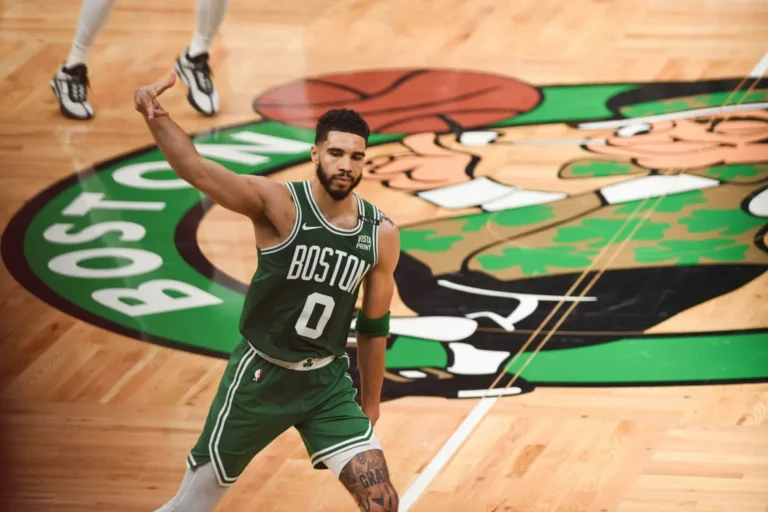 los-celtics-derrotan-a-los-mavericks-y-conquistan-su-anillo-18-de-la-nba-scaled
