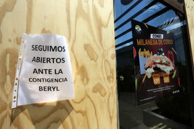 emiten-alerta-roja-en-zonas-de-quintana-roo-y-yucatan-por-beryl