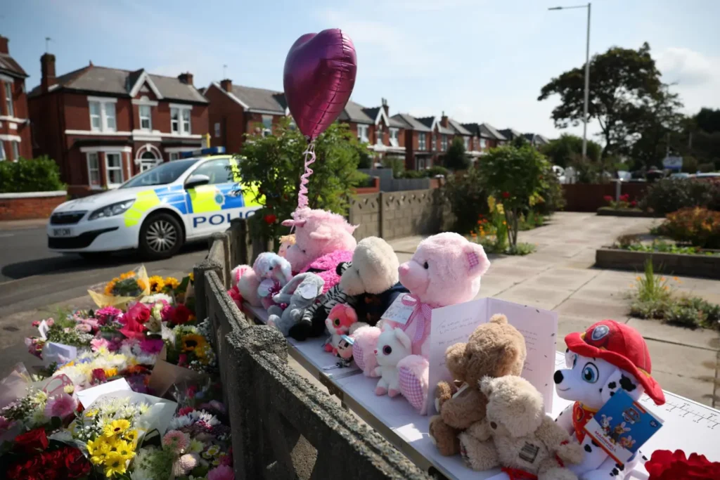 peluches-y-flores-en-recuerdo-de-victimas-de-apunalamiento-multiple-en-inglaterra