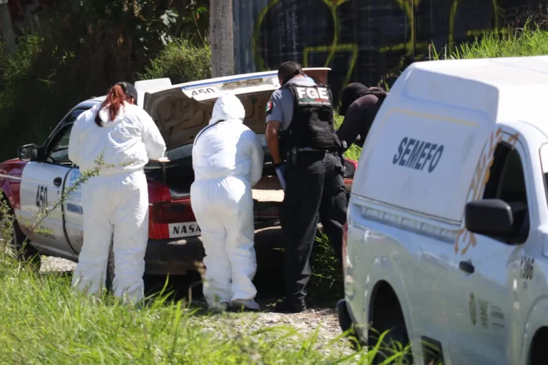 peritos-forenses-levantan-cuerpos-hallados-dentro-de-cajuela-de-taxi-en-chilpancingo (1)