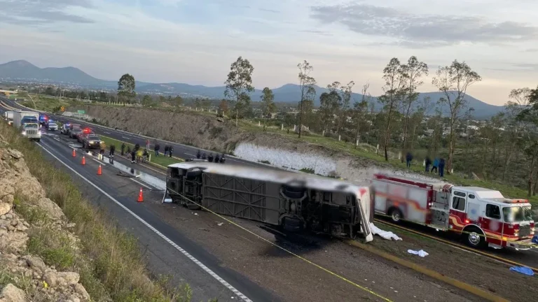 volcadura-de-autobus-en-tepetlaoxtoc