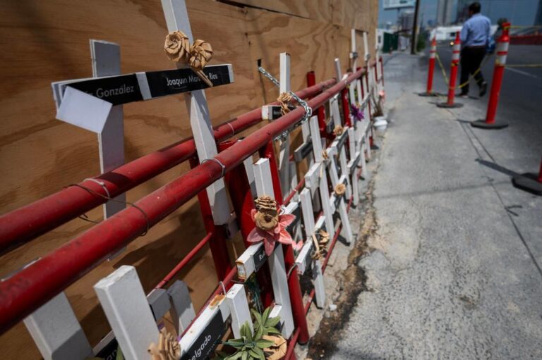 cruces-en-recuerdo-de-las-52-victimas-del-atentado-al-casino-royale-de-monterrey