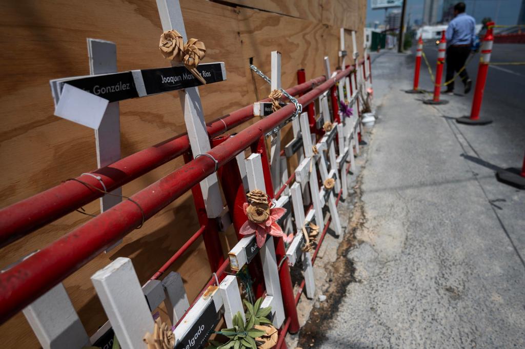 cruces-en-recuerdo-de-las-52-victimas-del-atentado-al-casino-royale-de-monterrey