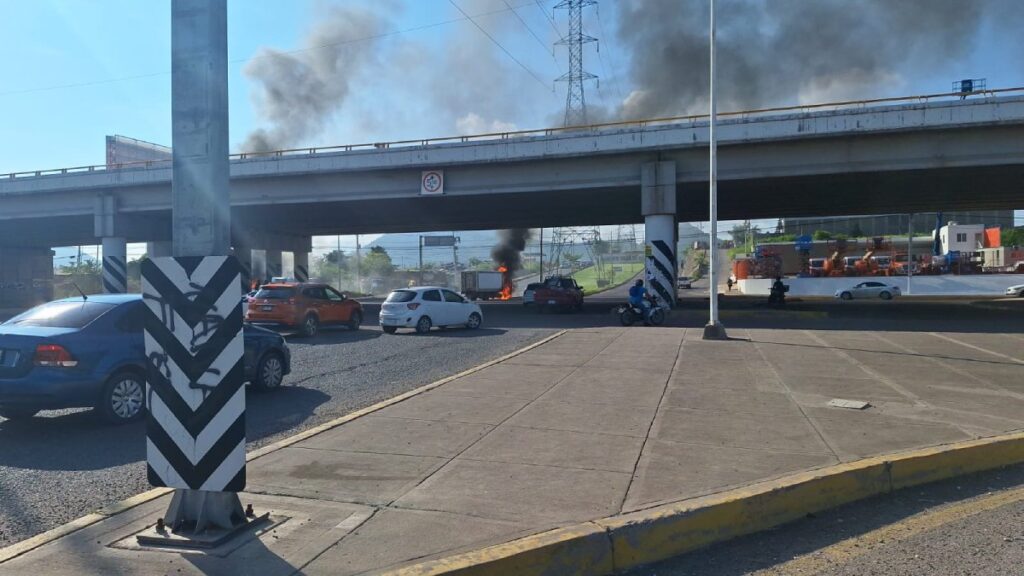 narcobloqueos-por-la-costerita-al-sur-de-culiacan-hechos