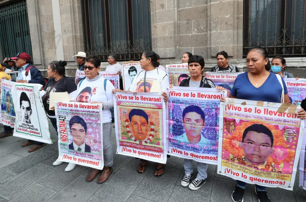 padres-43-normalistas-ayotzinapa-palacio-nacional-amlo