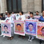 padres-43-normalistas-ayotzinapa-palacio-nacional-amlo
