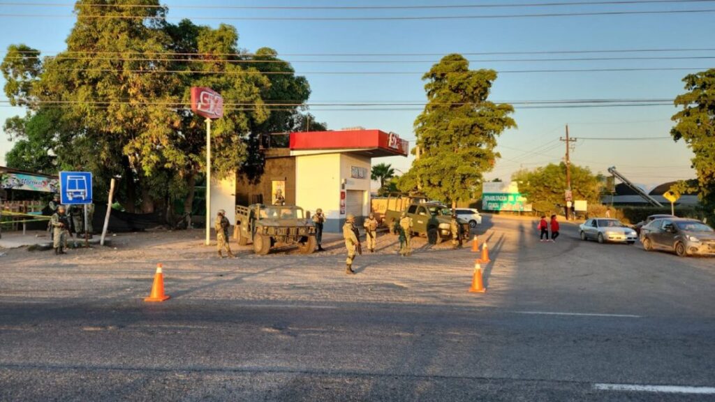 soldados-ejercito-mexicano-resguardan-cuerpos-personas-asesinadas-carretera-culiacan-eldorado-4-1140x641