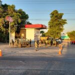 soldados-ejercito-mexicano-resguardan-cuerpos-personas-asesinadas-carretera-culiacan-eldorado-4-1140x641