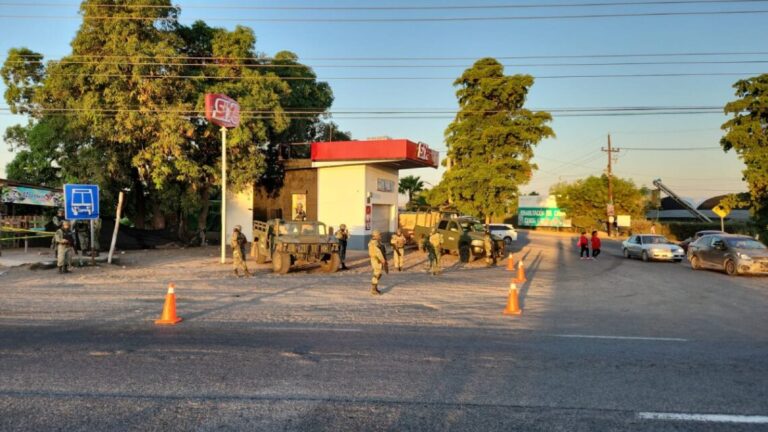 soldados-ejercito-mexicano-resguardan-cuerpos-personas-asesinadas-carretera-culiacan-eldorado-4-1140x641