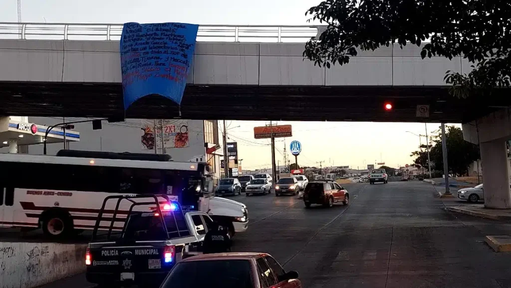 Lona-en-puente-junto-a-parque-87.jpg