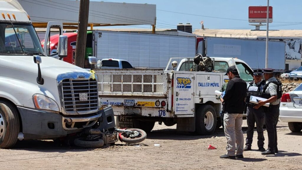 trailer-arrolla-a-motociclista-en-culiacan-accidente