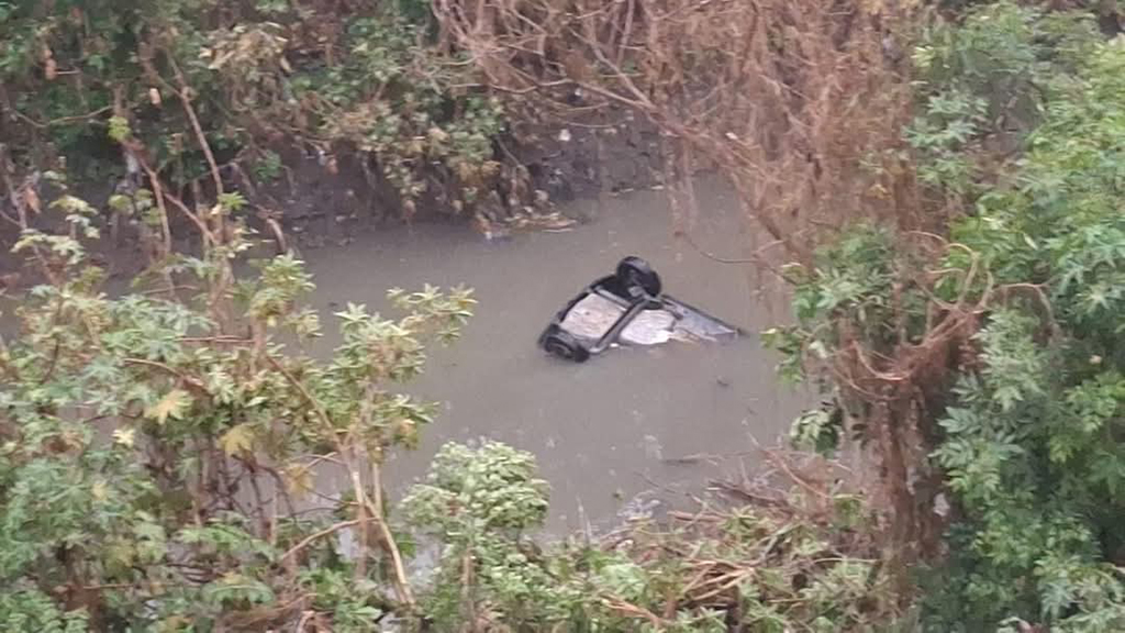 automovil-que-cayo-al-emisor-poniente-en-cuautitlan-izcalli