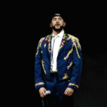 Bad Bunny vuelve al cine en agosto con el estreno de la película 'Caught Stealing'