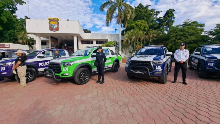Autoridades-municipales-de-Guasave-entregan-11-patrullas-uniformes-y-ascensos-a-la-SSC-2
